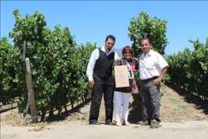 Tour Guild / Edna Kerr and driver at vinery grapes